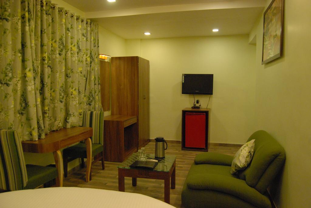 Hotel Shahi Palace Ahmedabad Room photo