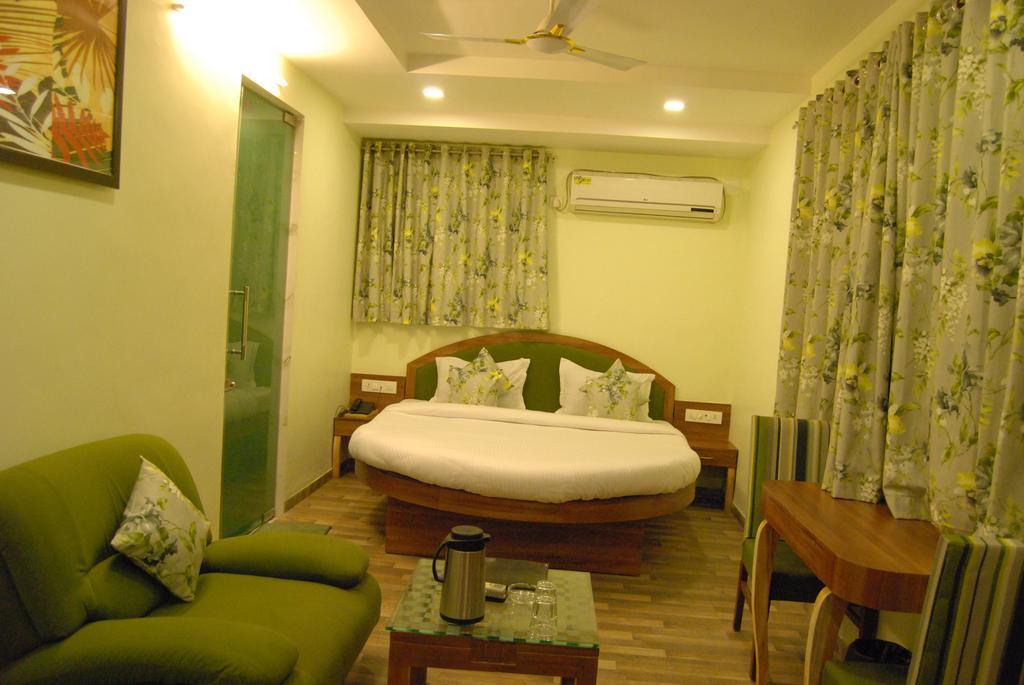 Hotel Shahi Palace Ahmedabad Room photo